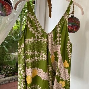 Lovely Hawaiian Floral Lei Top